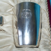 Detalle del vaso con el escudo gravado