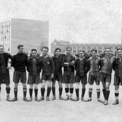El equipo del FC Barcelona, en mayo de 1918, que jugó el primer amistoso contra el Madrid pero no el segundo, que suspendió por enfermedad de ocho jugadores. Bau es el segundo por la derecha