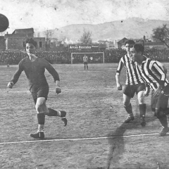 Bau al ataque en un partido con el Barça en el campo de la calle Industria.