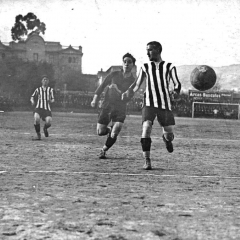 Bau al ataque en un partido con el Barça en el campo de la calle Industria.