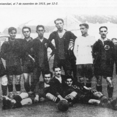 Equipo que el 7-11-1915 venció al Universitary por 12 a 2. Su alineación era Bru, Reguera, S.Masasna, Torralba, A.Masana, Baonza, Vinyals, Bau (de pie tercero por la izquierda), Martinez, Alcántara y Mallorquí.