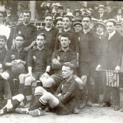 Formación barcelonista que ganó el campeonato de Cataluña en 1914-1915. De derecha a izquierda: Reguera, Bau (segundo por la derecha), Morales, Masana, Bru, Greenwell, R.Morales, Amechazurra, Mallorquí. Wallace II y Peris.