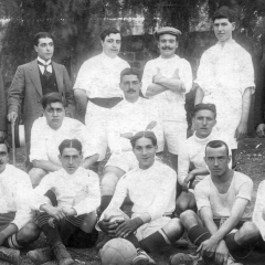 Con la Selección Catalana el 3 de Enero de 1915 en el Campo de San Mamés en Bilbao. Perdió la Selección Catalana por 6-1. Alineación: L. Bru; Reguera, S. Massana, Bau (sentado en el centro con la pelota), Pomés, Ponsa, Monistrol, Armet, Castells, López i E. Peris.