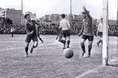 Bau intenta evitar que la pelota salga fuera del campo