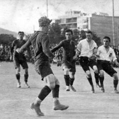 Bau es el que está de espaldas. El partido es entre el F.C.Barcelona y los suizos Young Boys de Berna en Abril de 1916.