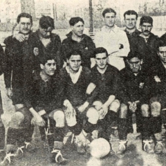 Temporada 1917-1918. De pie: Peris, Reguera, Llobet, Baonza, Bru, Greenwell, Matas, Torralba y Julià. Sentados: Mallorquí, Segarra, Bau, Alcántara y Amechazurra.