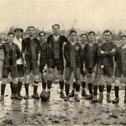 Equipo del Barça que perdió 4-0 en Bilbao ante el Athletic de Bilbao de Pichichi el 1-11-1915: Bru, Reguera, S. Massana, Torralba, Greenwell, Mallorquí, Bau (De pie a la altura del balón), Martínez, Alcántara, Hormeu, Baonza.