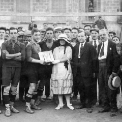 Recibiendo un trofeo como capitan del Badalona. Entre los años 1918-1924