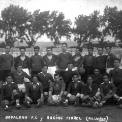 Partido del Badalona contra el Racing Ferrol. Fotografía de los dos equipos juntos. Año: Entre 1920-1924. Bau, de pie, el tercero por la izquierda.