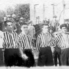 Con l'Avenç del Sport en el año 1925. De izquierda a derecha:Sala, Solé, Alba, Tomàs, Bau, Molera, Prades, Bau II (su hermano Josep Bau), Pascual, Cabrera, Masagué.