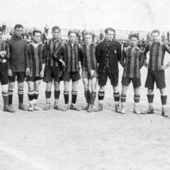 Con la Selección Catalana hacia 1921 . Bau con la pelota en los pies