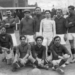 En el campo del F.C. España ( junto al Hospital Clínico ). 1912-13 (abajo segundo por la izquierda)
