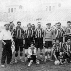 En el Estadio Olimpico de Montjuic como entrenador de L'Avenç del Esport (actual Unió Esportiva Sant Andreu) hacia 1925(Con gorra , el primero por la izquierda). De pié el tercero por la derecha es su hermano Josep Bau que jugó en el Avenç del 25-31 i en 66 partidos marcó 6 goles.