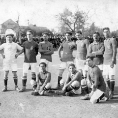 Con "Los pequeños diablos" (F.C.España) en la temporada 1912-13 (Con gorra, cuarto por la izquierda)
