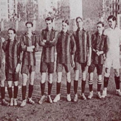 Selección Catalana que venció a la francesa 1-0 en diciembre de 1912 BAU(primero por la izquierda),SENA, GENARO DE LA RIVA, SAMPERE, SANTIAGO MASSANA, AGUIRRECHE, POMÉS, AMECHAZURRA, REÑÉ, COMAMALA, CASELLAS