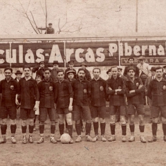 Formación del F.C. Barcelona de la temporada 1914-1915. Bau con la pelota en los pies, entre el jove filipino Paulino Alcántara en su primer año con el Barça con sólo 16 años, y Pere Molins.