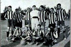 6 de Noviembre de 1910. Tercer partido de la Copa París-Barcelona. Esta copa la ganó el Barcelona por 4-0. La alineación del Español fue: Fidalgo -Manan -Duval-Rubio-Berdié-Bau(arriba segundo por la derecha) -Sanpere- Larrañaga-Massana-Molins-Gibert.