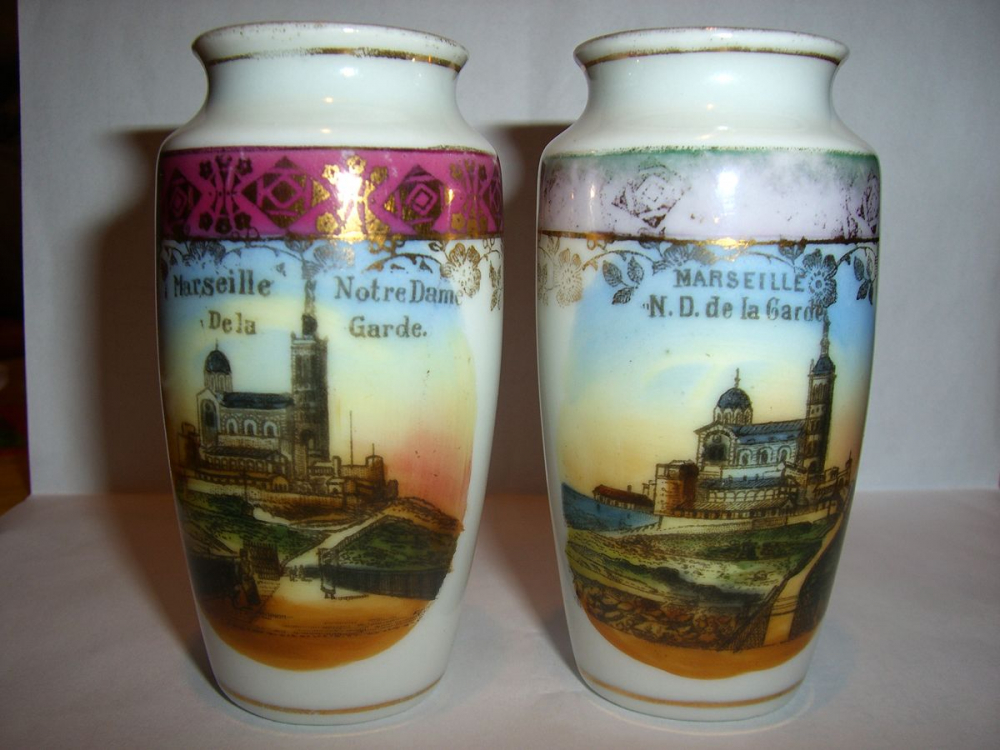 Pequeños jarrones de porcelana comprados por Bau en un desplazamiento a Marsella