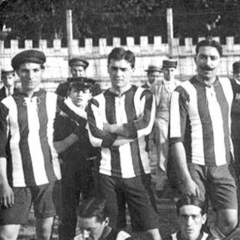 24 Setembre 1910. Camp de la Plaça d'Armes, cedit per l'Ajuntament per disputar dos partits de caràcter internacional (la copa París-Barcelona). El RACING CLUB de París havia d'enfrontar-se al F.C.BARCELONA i l'endemà al C.D. L'equip francès no es va presentar i per no haver de tornar els diners de les entrades es van concertar dos partits entre els dos equips catalans del torneig. Tots dos partits van acabar amb empat a un. Formen a la foto: BAU( primer per l'esquerra), LLARRAÑAGA, MOLINS, SAMPERE, GIBERT, SANTIAGO MASSANA, BARENYS, DUVAL, BERDIER, ALFRED MASSANA i FIDALGO.