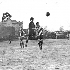 Bau rematant de cap amb el Barça al camp del carrer Indústria.