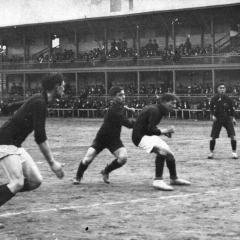 Gabriel Bau baralla una pilota amb la defensa, davant  la mirada de Paulino Alcántara.