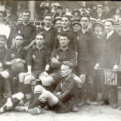 Formació barcelonista que va guanyar el campionat de Catalunya en 1914-1915. De dreta a esquerra: Reguera, Bau (segon per la dreta), Morales, Masana, Bru, Greenwell, R.Morales, Amechazurra, Mallorquí. Wallace II i Peris.