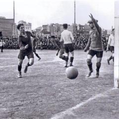 Bau intenta evitar que la pilota surti fora del camp