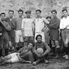 Creiem que la foto pertany a un partit d'entrenament amb el F.C.Barcelona sobre l'any 1917-18. (Bau de peu a la dreta,  amb samarreta fosca i amb els braços creuats)