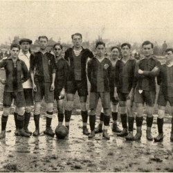 Equip del Barça que va perdre 4-0 a Bilbao davant l'Athlètic de Bilbao d'en Pichichi el 1-11-1915: Bru, Reguera, S. Massana, Torralba, Greenwell, Mallorquí, Bau (De peu a l'altura de la pilota), Martínez, Alcántara, Hormeu, Baonza.