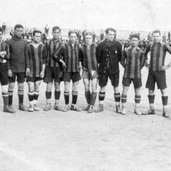 Amb la Selecció Catalana cap el 1921. Bau amb la pilota als peus