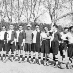 No sabem quin equip és. Suposem que és cap al final del seu seva carrera esportiva. Cinquè per l'esquerra