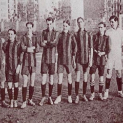 Selección Catalana que va vencer a la francesa 1-0 el desembre de 1912 BAU (primer per l'esquerra), SENA, GENARO DE LA RIVA, SAMPERE, SANTIAGO MASSANA, AGUIRRECHE, POMÉS, AMECHAZURRA, REÑÉ, COMAMALA, CASELLAS