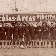 Formació del F.C. Barcelona de la temporada 1914-1915. Bau amb la pilota als peus, al mig del jove filipí Paulino Alcántara al seu primer any amb el Barça amb només 16 anys, i Pere Molins.