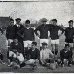Bau, dempeus a l'esquerra amb l'equip del F.C.Espanya durant el Campionat d'Espanya disputat a Madrid a l'Estadi d'O'Donnell del 16 al 23 de març de 1913