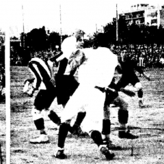 Bau al fons atent en una jugada d'atac durant el partit F.C.Barcelona - R.C.D.Espanyol jugat a l'octubre de 1915.